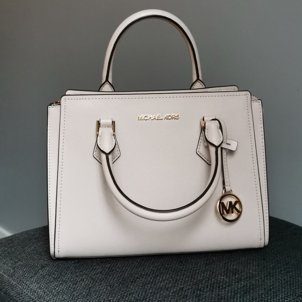 $2️⃣0️⃣0️⃣ Michael Kors Plush Messenger Satchel
